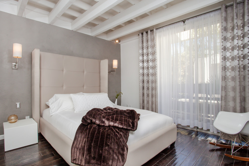 Foto de dormitorio contemporáneo con paredes grises y suelo de madera oscura