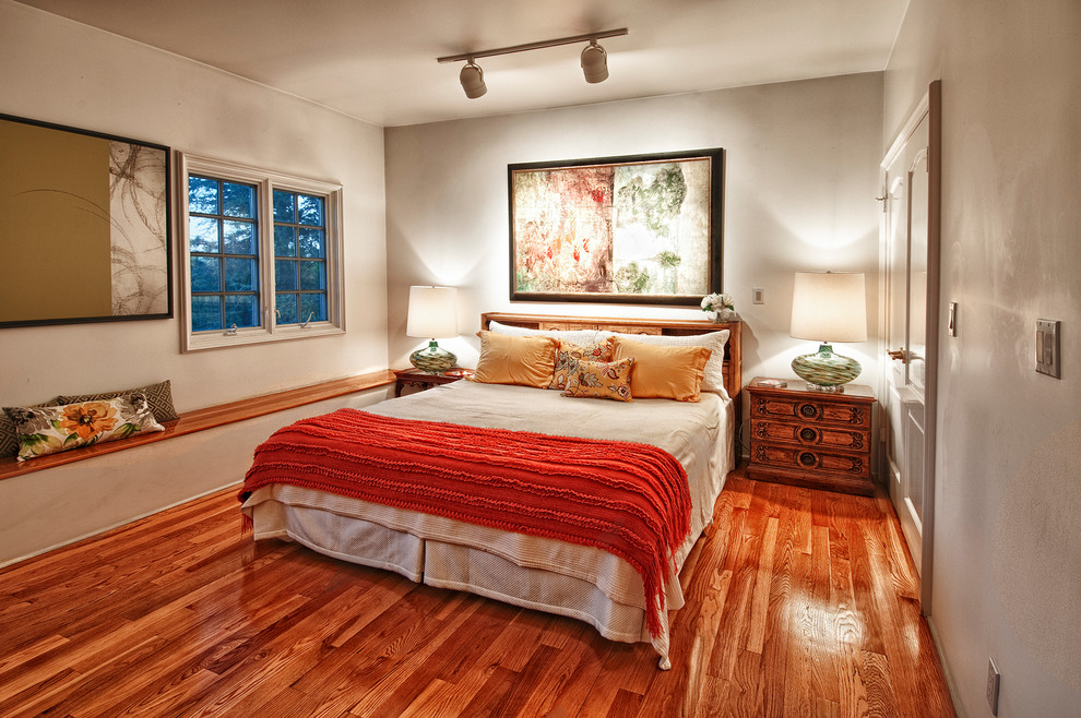 На фото: спальня в средиземноморском стиле с бежевыми стенами и паркетным полом среднего тона