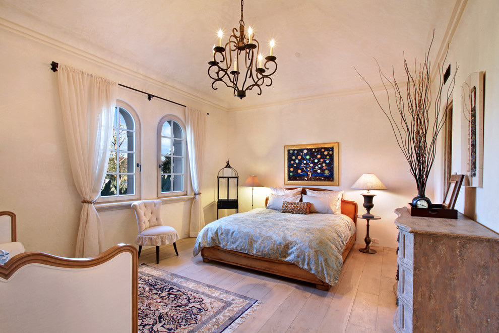 Ispirazione per una camera matrimoniale mediterranea con pareti beige, parquet chiaro e nessun camino