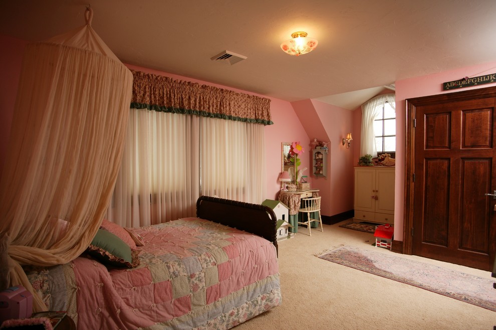 Foto de dormitorio clásico de tamaño medio con paredes rosas y moqueta