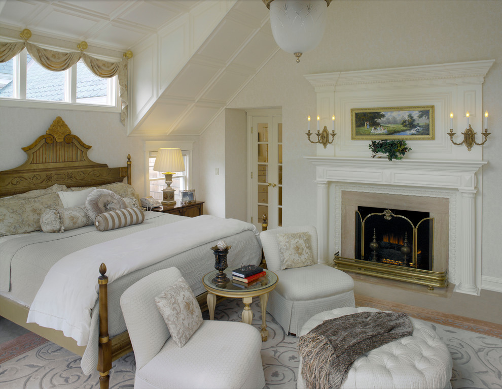 Imagen de dormitorio principal tradicional grande con paredes grises, todas las chimeneas y suelo de madera en tonos medios