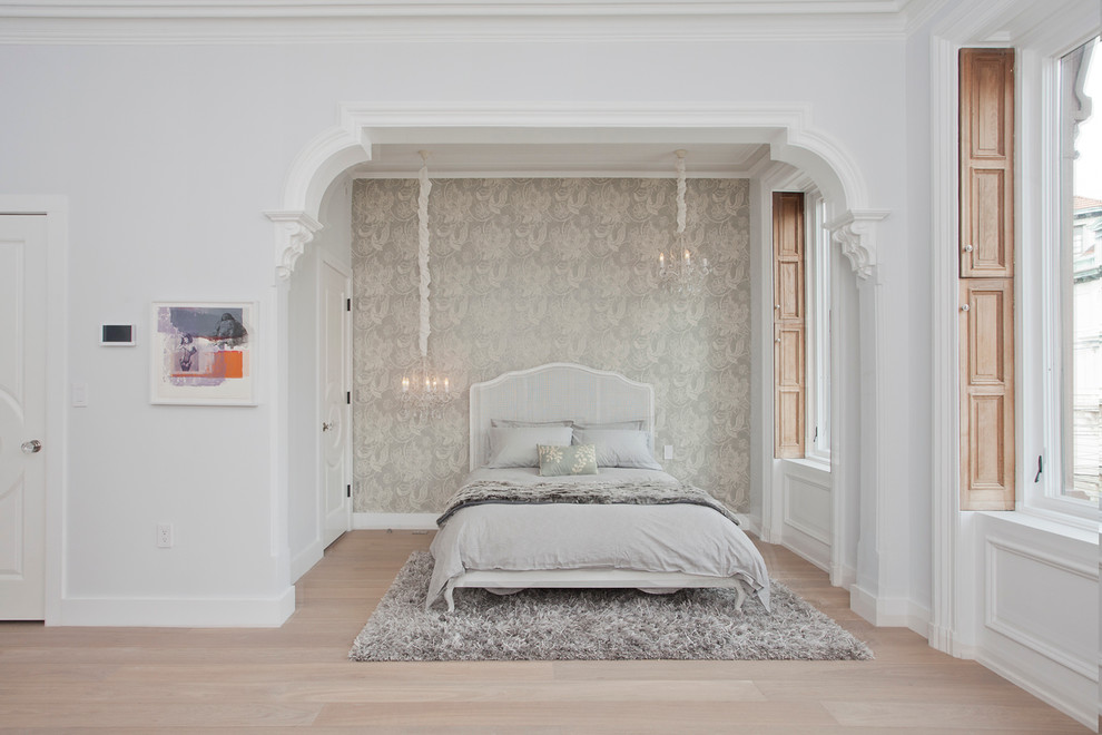 Свежая идея для дизайна: большая хозяйская спальня в стиле неоклассика (современная классика) с серыми стенами, светлым паркетным полом и акцентной стеной - отличное фото интерьера