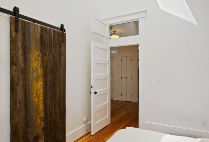 Mittelgroßes Landhaus Schlafzimmer mit weißer Wandfarbe und braunem Holzboden in San Francisco