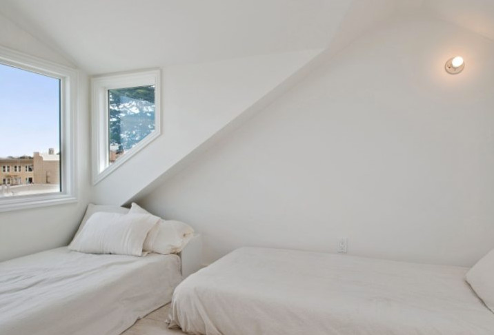 Mittelgroßes Country Gästezimmer mit weißer Wandfarbe und braunem Holzboden in San Francisco