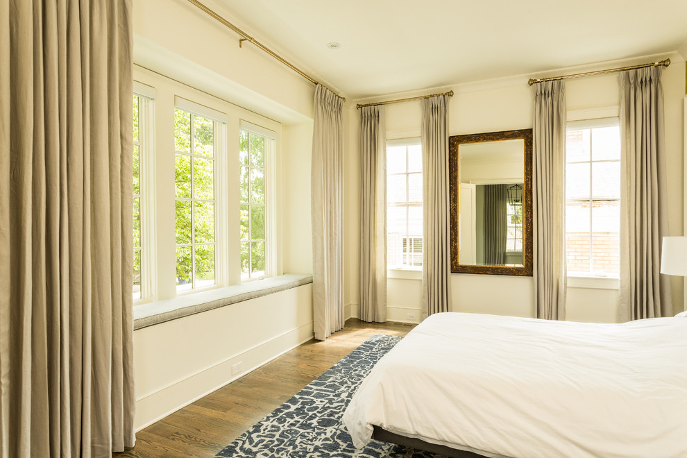 Mittelgroßes Klassisches Gästezimmer mit beiger Wandfarbe, braunem Holzboden und braunem Boden in Sonstige
