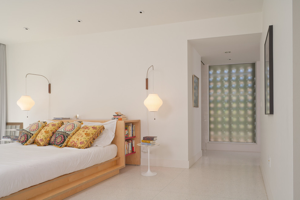 Идея дизайна: спальня в современном стиле с белыми стенами и кроватью в нише