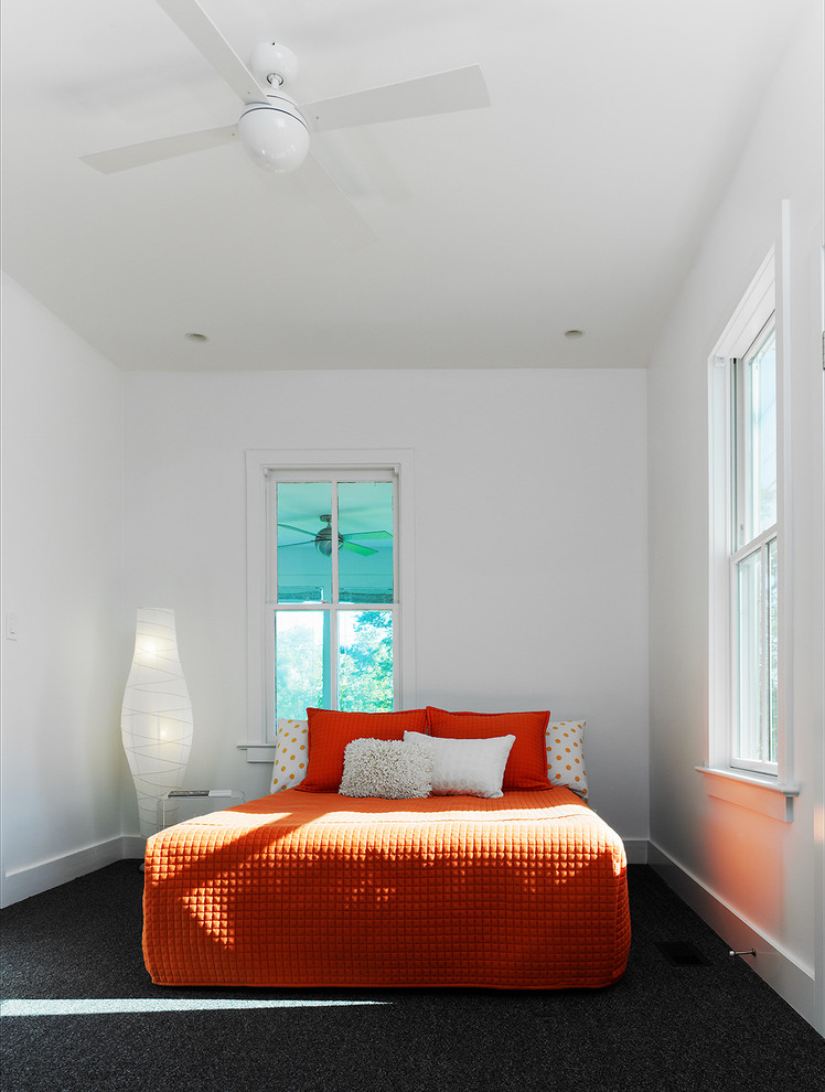 На фото: гостевая спальня (комната для гостей) в стиле модернизм с белыми стенами и ковровым покрытием без камина с