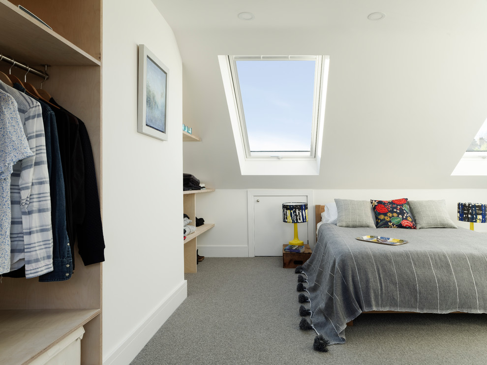 Kleines Modernes Hauptschlafzimmer mit weißer Wandfarbe, Teppichboden und grauem Boden in Sussex