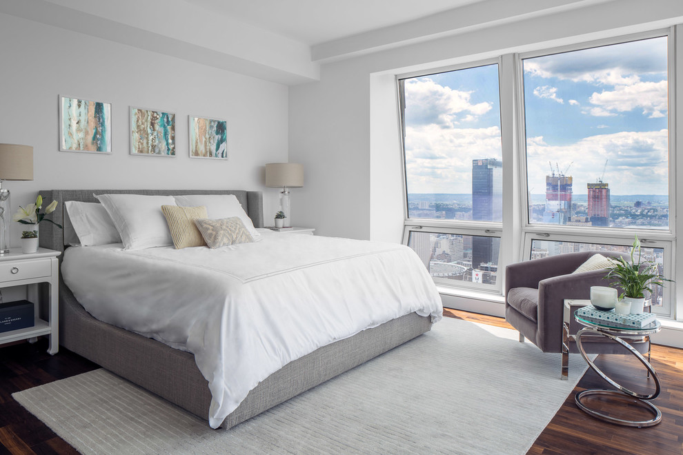 Modernes Hauptschlafzimmer mit weißer Wandfarbe und dunklem Holzboden in New York