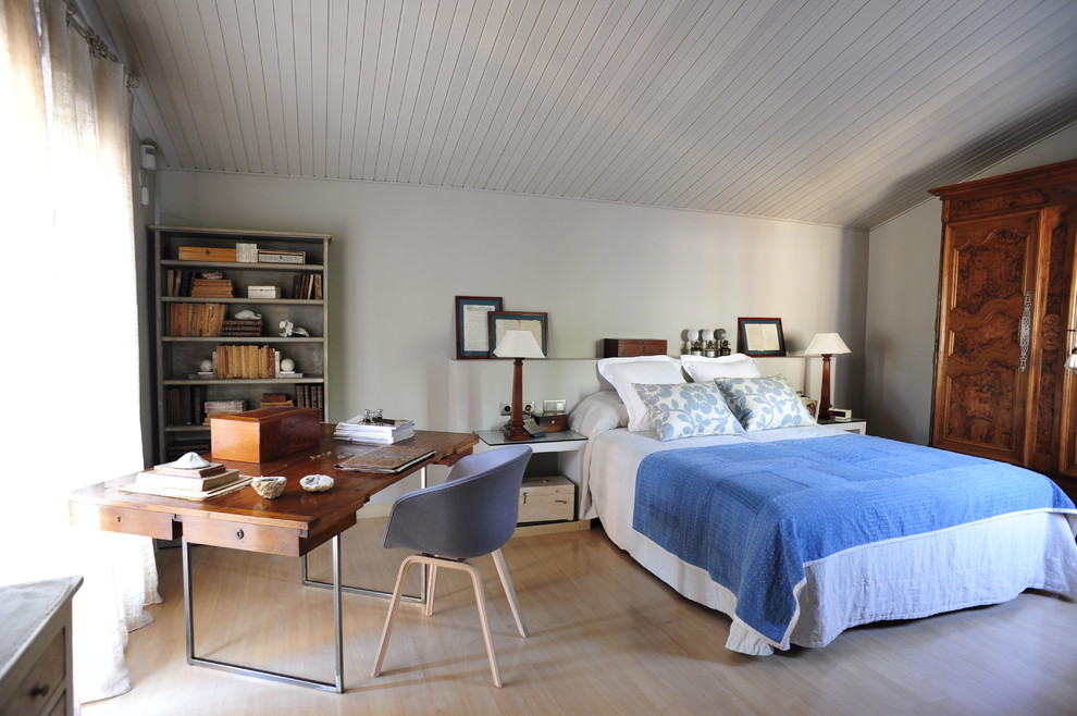 На фото: хозяйская спальня среднего размера в современном стиле с белыми стенами и светлым паркетным полом без камина с