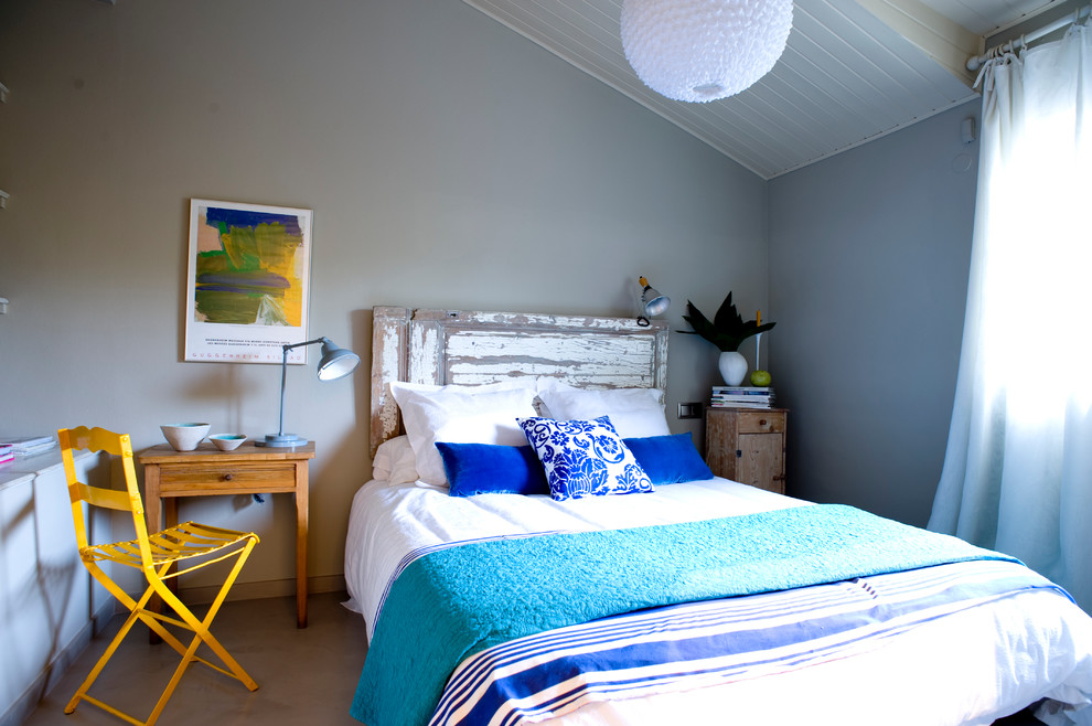 Imagen de dormitorio principal actual de tamaño medio sin chimenea con paredes azules