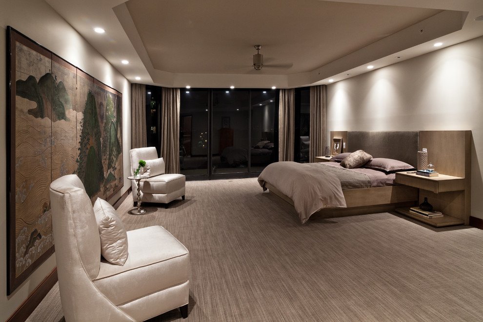 На фото: большая хозяйская спальня в стиле модернизм с бежевыми стенами, ковровым покрытием и бежевым полом без камина с