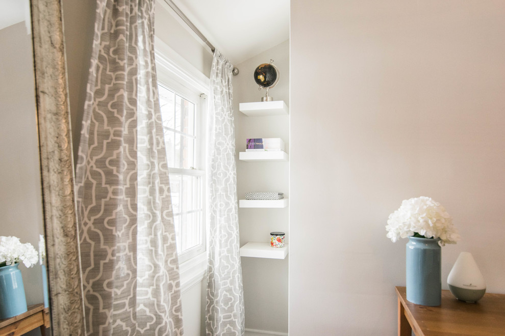 モントリオールにある小さなサンタフェスタイルのおしゃれな客用寝室 (グレーの壁、無垢フローリング、茶色い床) のレイアウト