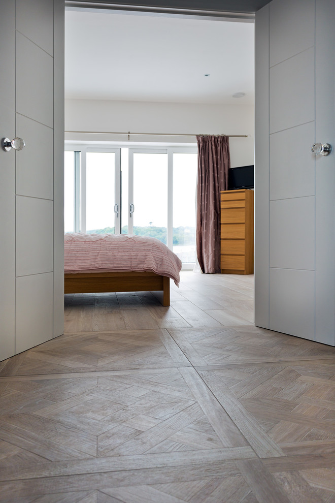Immagine di una piccola camera da letto scandinava con pavimento in gres porcellanato