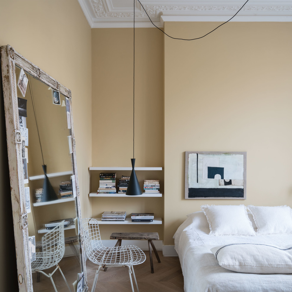 Eklektisches Schlafzimmer mit beiger Wandfarbe, braunem Holzboden und braunem Boden in Dorset