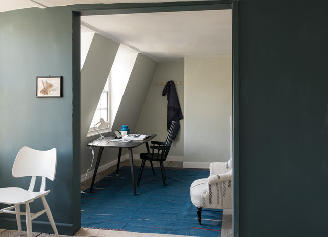 A bedroom painted in Inchyra Blue No.289 by Farrow & Ball - Modern -  Schlafzimmer - London - von Farrow & Ball | Houzz