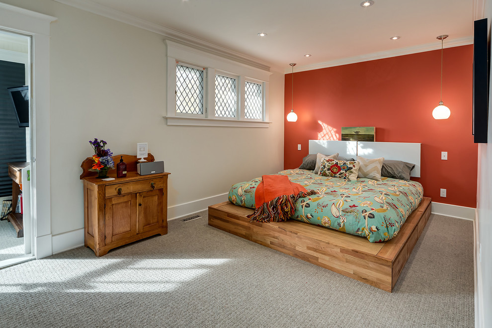 Свежая идея для дизайна: большая хозяйская спальня в стиле неоклассика (современная классика) с оранжевыми стенами и ковровым покрытием - отличное фото интерьера