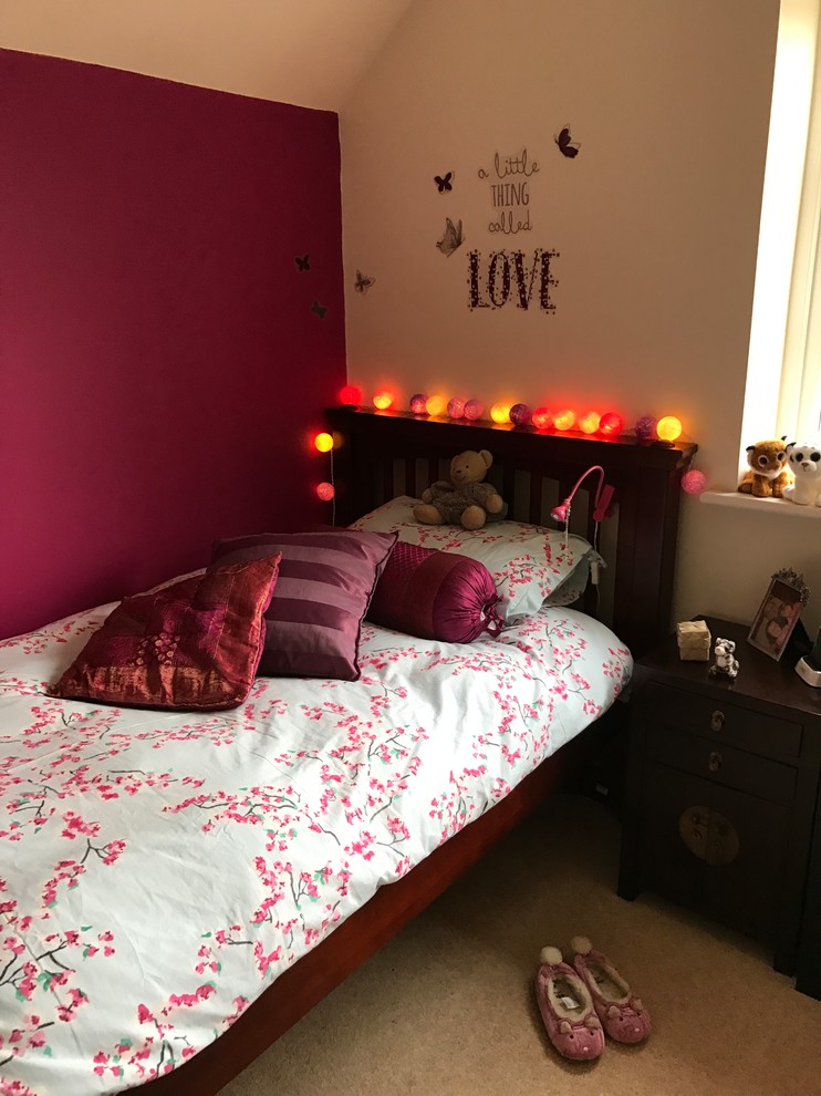 Exempel på ett eklektiskt sovrum, med rosa väggar