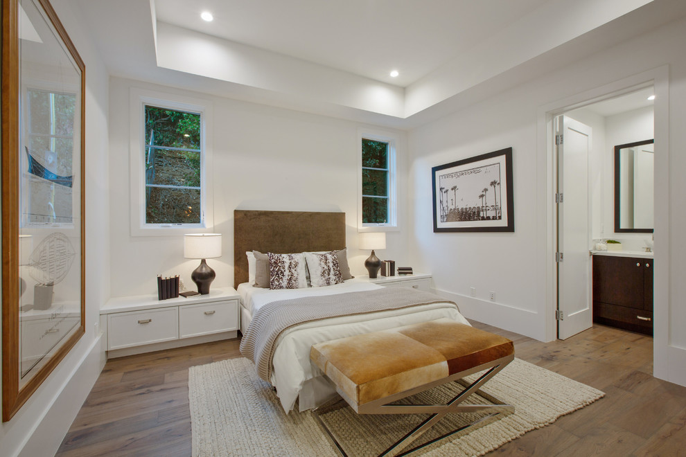 Geräumiges Klassisches Gästezimmer mit weißer Wandfarbe, braunem Holzboden und braunem Boden in Los Angeles