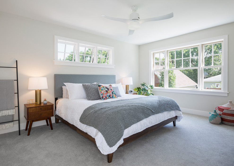 На фото: хозяйская спальня среднего размера в стиле неоклассика (современная классика) с серыми стенами, ковровым покрытием и серым полом