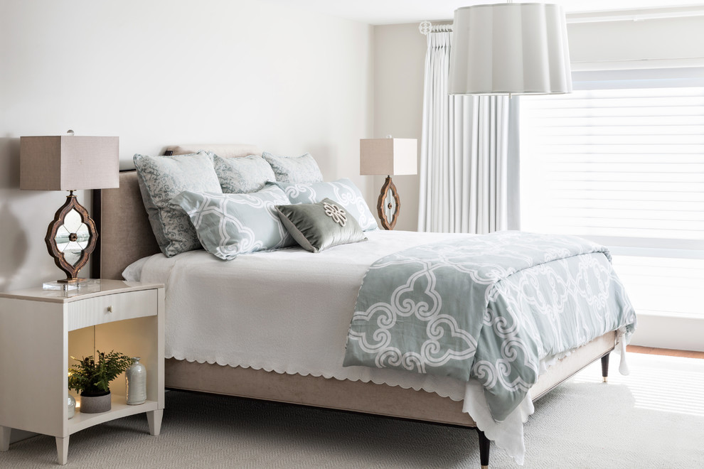Свежая идея для дизайна: хозяйская спальня среднего размера: освещение в современном стиле с белыми стенами и ковровым покрытием без камина - отличное фото интерьера