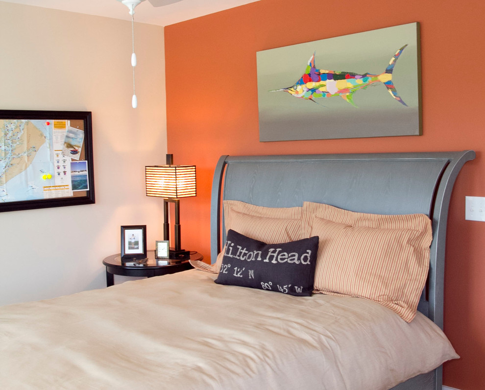 Пример оригинального дизайна: спальня в морском стиле с бежевыми стенами и ковровым покрытием