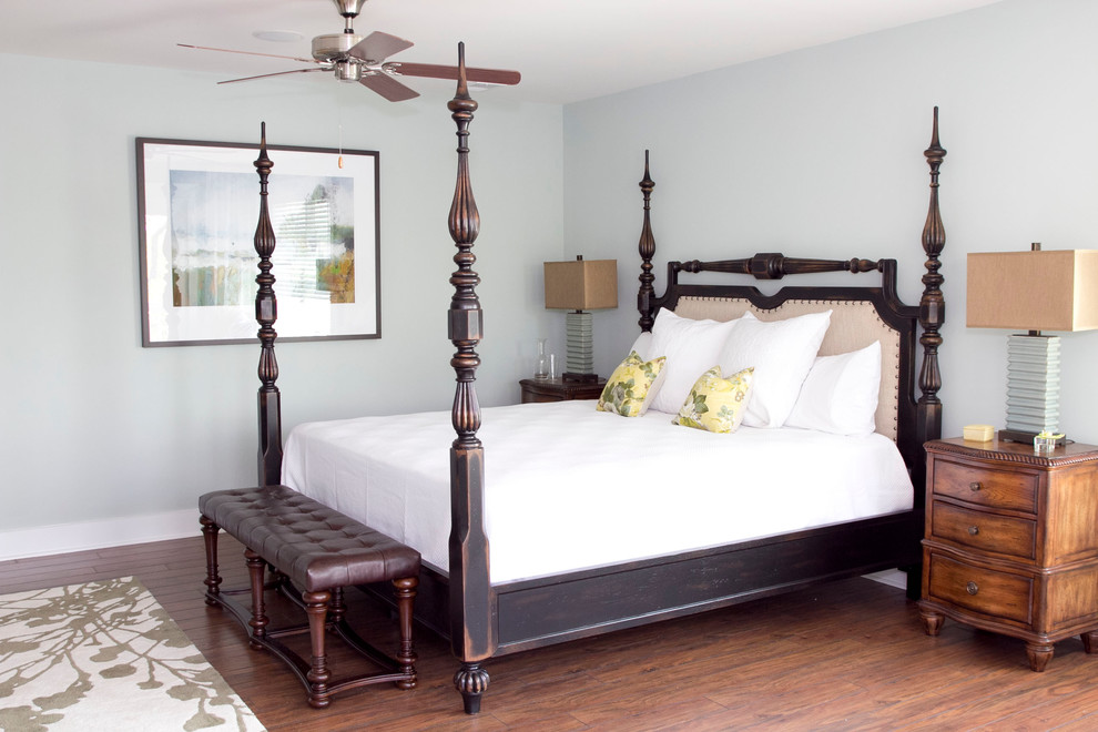 Modelo de dormitorio costero con paredes azules y suelo de madera oscura