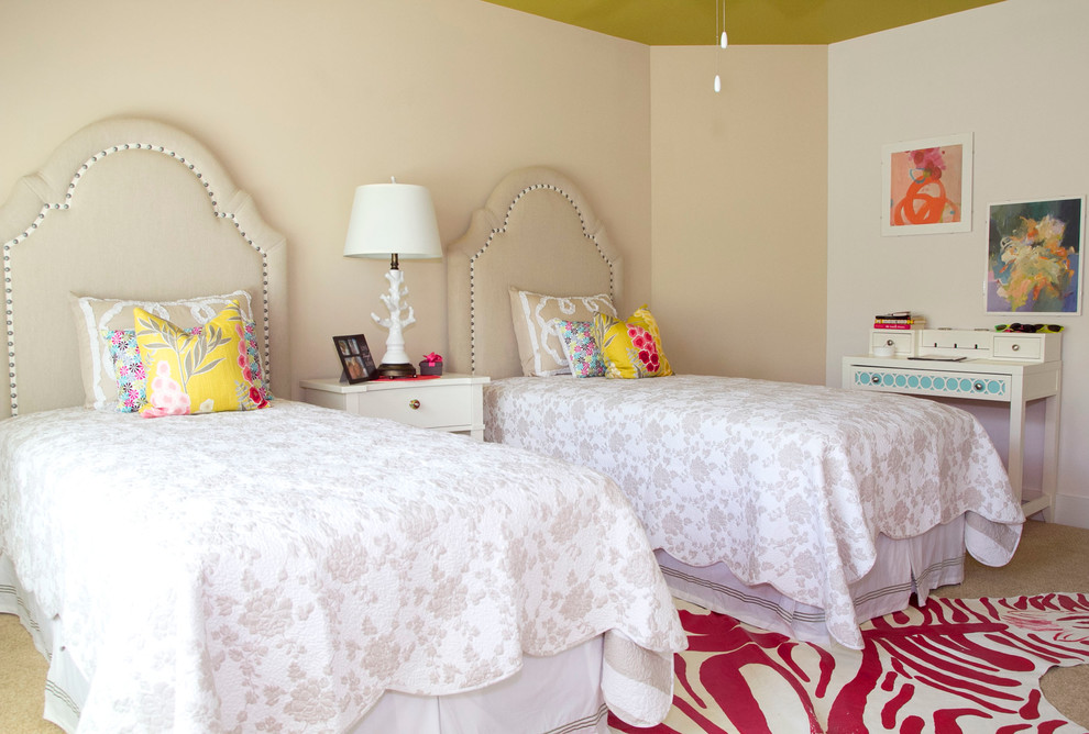 На фото: спальня в морском стиле с бежевыми стенами и ковровым покрытием с