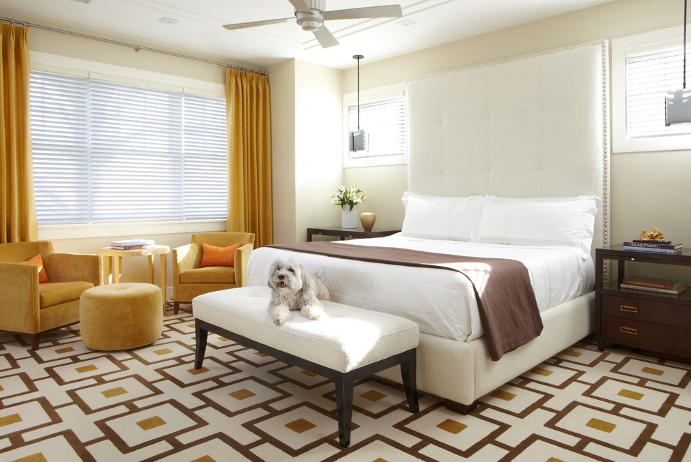 Foto de dormitorio clásico renovado con paredes beige y moqueta