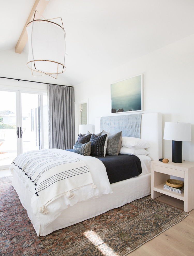 サンディエゴにある広いトランジショナルスタイルのおしゃれな主寝室 (白い壁、淡色無垢フローリング、暖炉なし、ベージュの床) のレイアウト