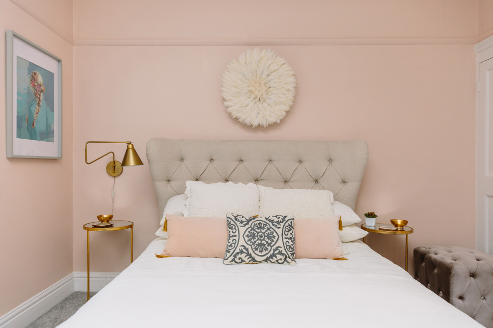 Foto di una camera matrimoniale minimalista con pareti rosa, moquette e pavimento grigio