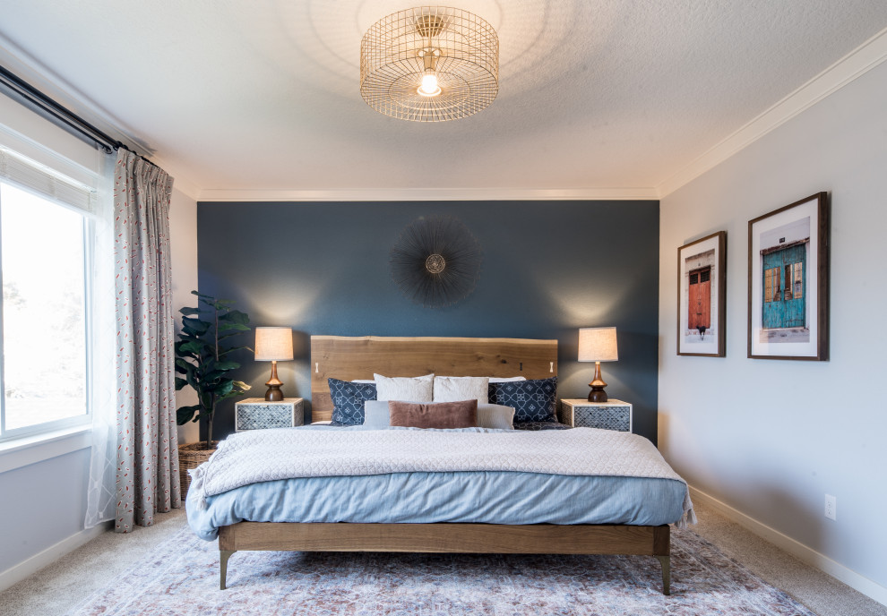 Идея дизайна: хозяйская спальня среднего размера в стиле неоклассика (современная классика) с синими стенами, ковровым покрытием, угловым камином, фасадом камина из бетона и бежевым полом