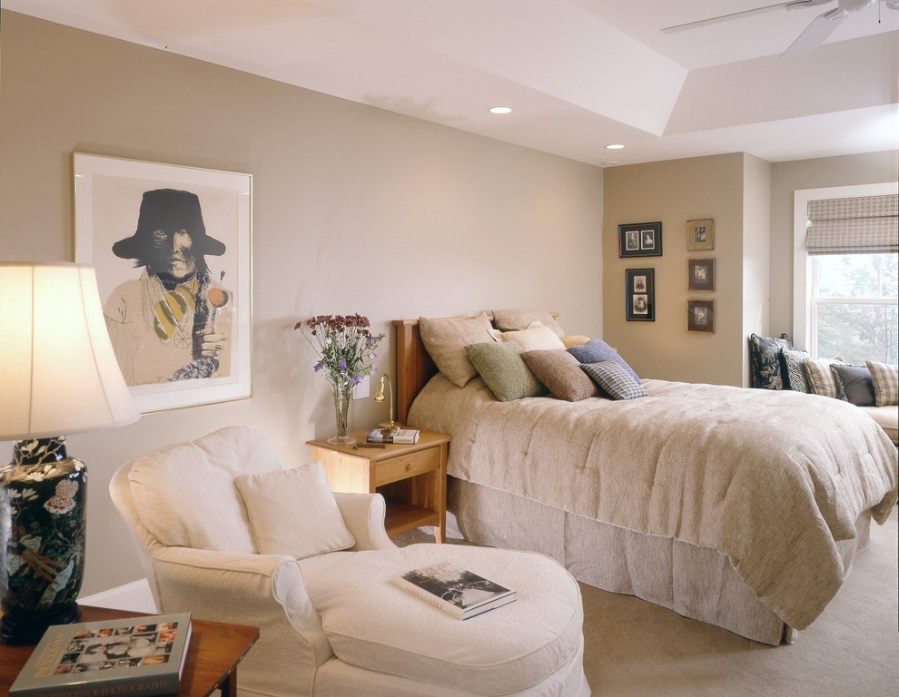 Ispirazione per una camera da letto classica con pareti beige e moquette