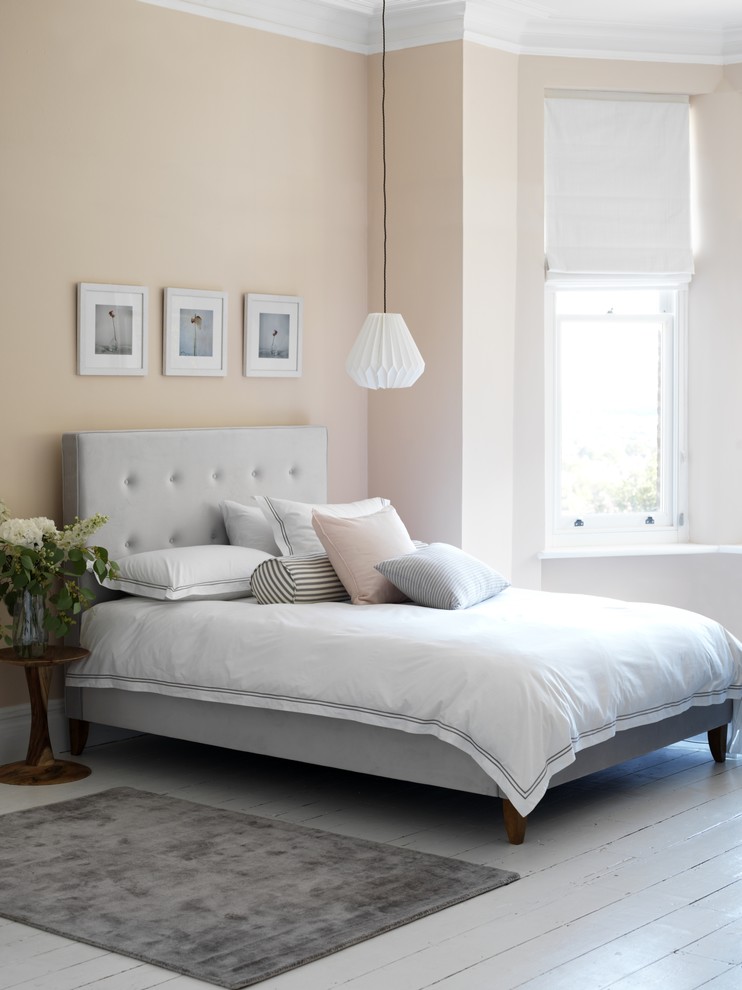 Стильный дизайн: спальня среднего размера в современном стиле с бежевыми стенами и деревянным полом - последний тренд