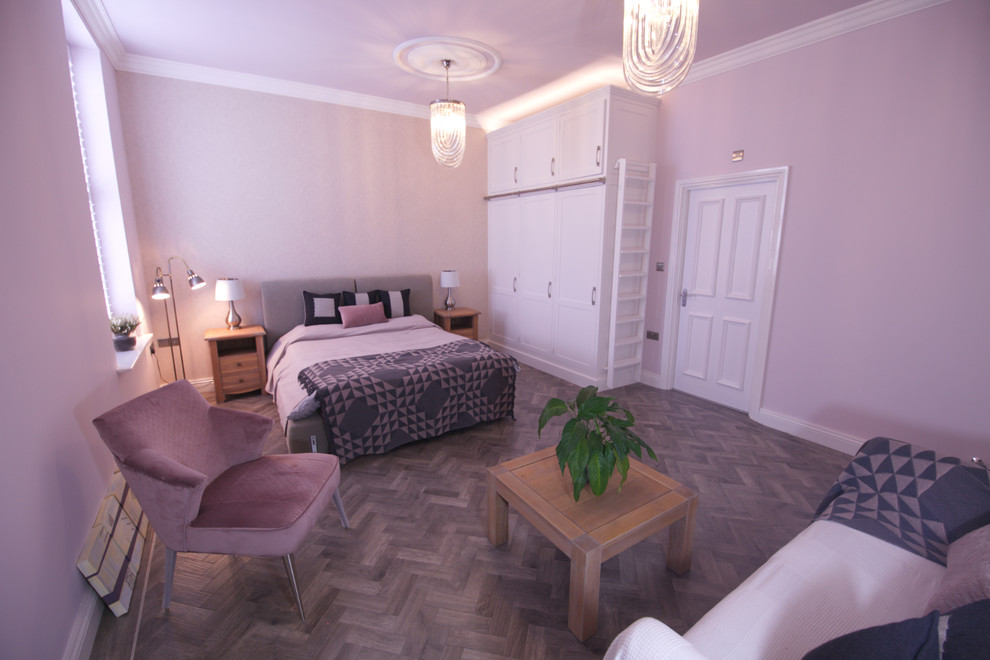 Идея дизайна: большая гостевая спальня (комната для гостей) в современном стиле с розовыми стенами, светлым паркетным полом и серым полом