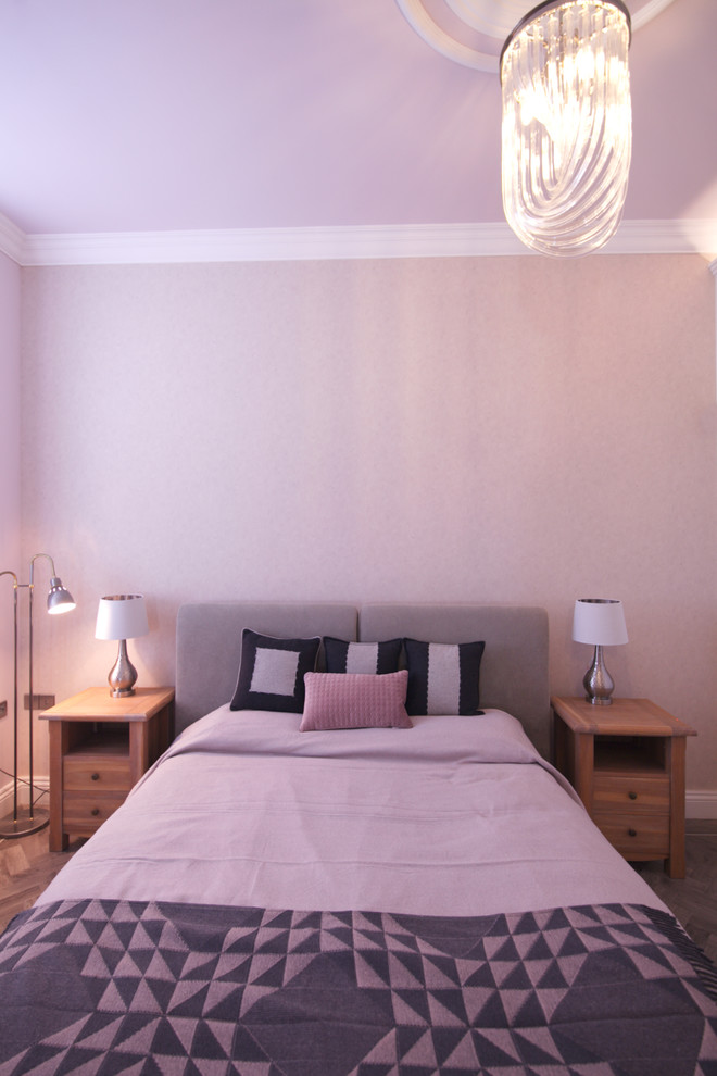 他の地域にある広いコンテンポラリースタイルのおしゃれな客用寝室 (ピンクの壁、淡色無垢フローリング、グレーの床) のインテリア