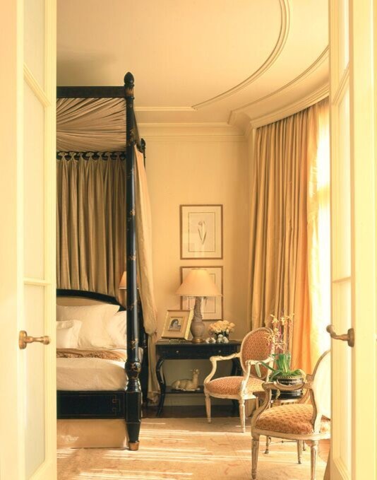 Idee per una grande camera matrimoniale classica con pareti beige, parquet scuro e pavimento marrone