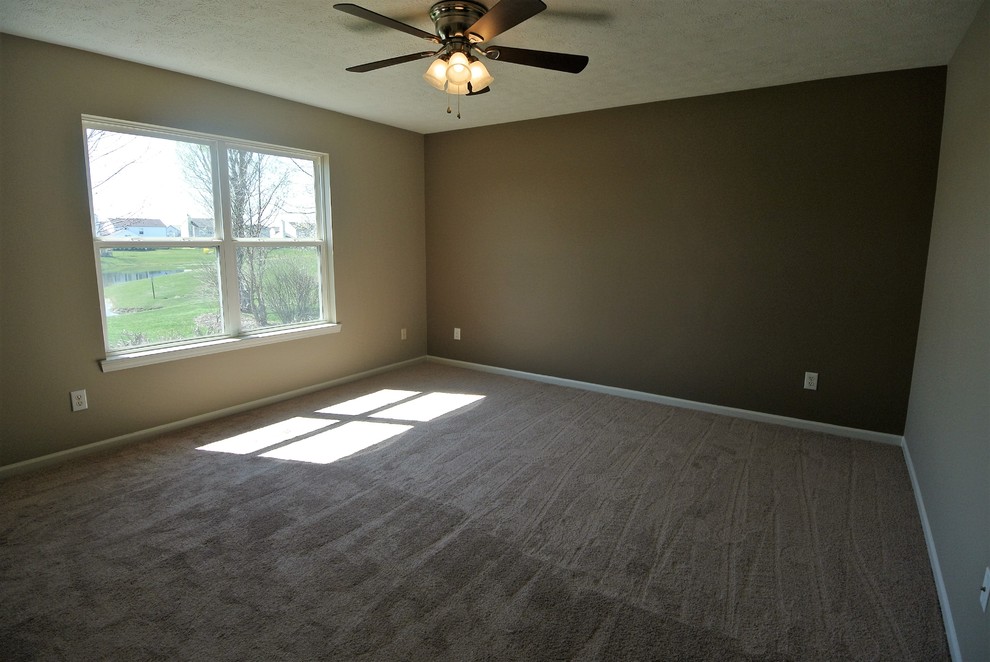 Cette photo montre une chambre chic de taille moyenne avec un mur beige.