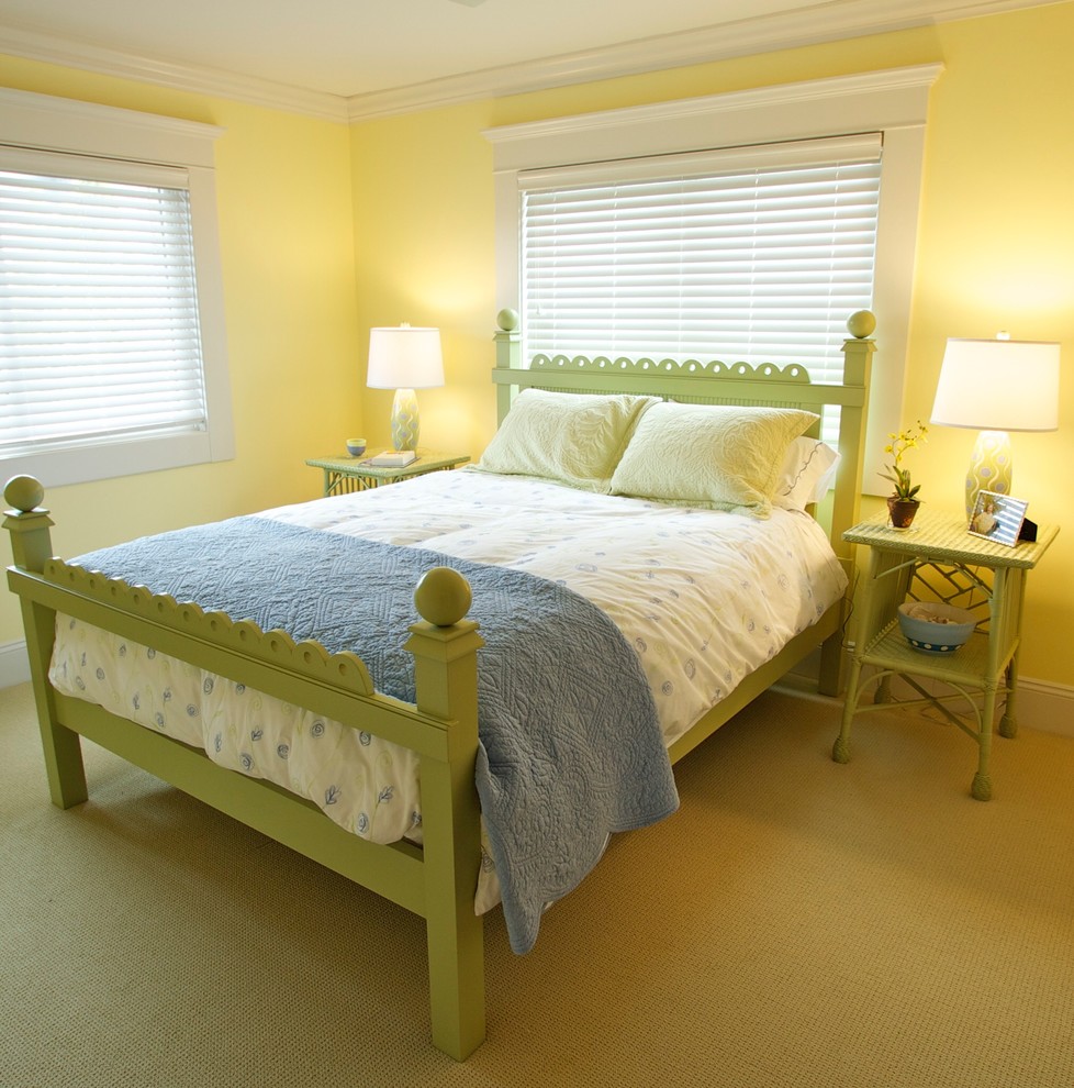 На фото: гостевая спальня среднего размера, (комната для гостей) в морском стиле с желтыми стенами и ковровым покрытием без камина с