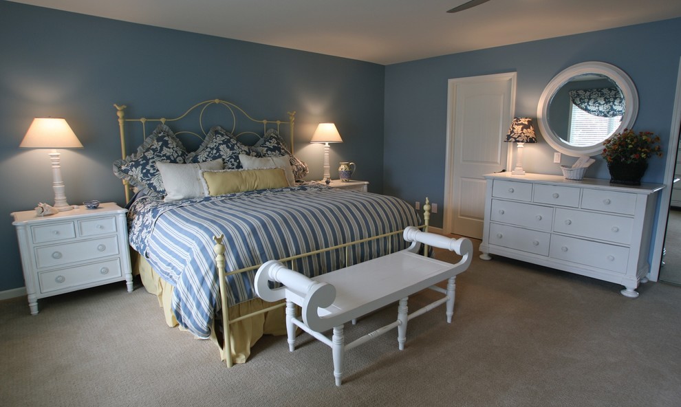 Bild på ett mellanstort maritimt sovrum, med blå väggar och heltäckningsmatta
