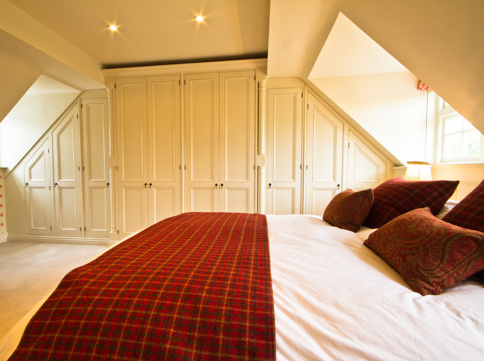На фото: гостевая спальня среднего размера, (комната для гостей) в классическом стиле с бежевыми стенами, ковровым покрытием и бежевым полом без камина