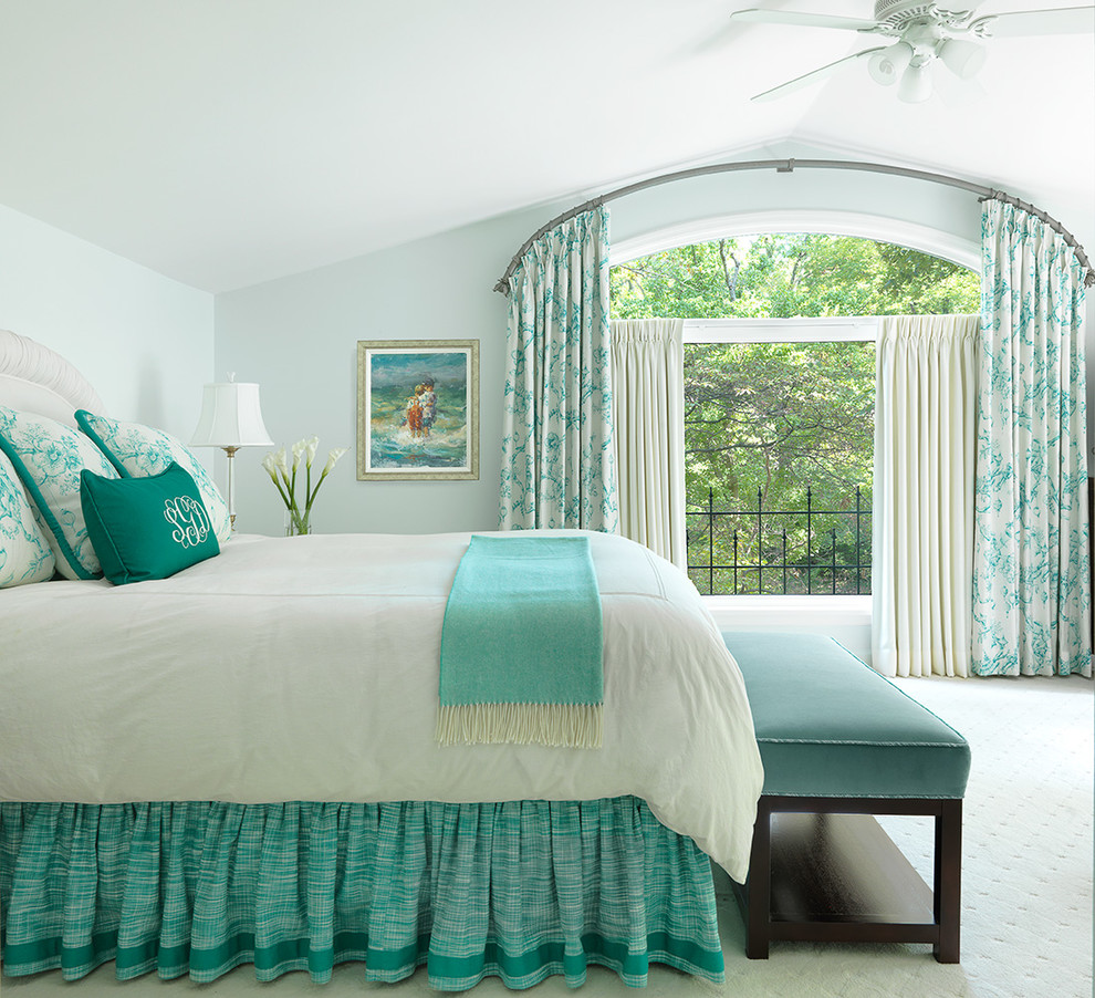 Источник вдохновения для домашнего уюта: большая хозяйская спальня в классическом стиле с ковровым покрытием, зелеными стенами и зеленым полом