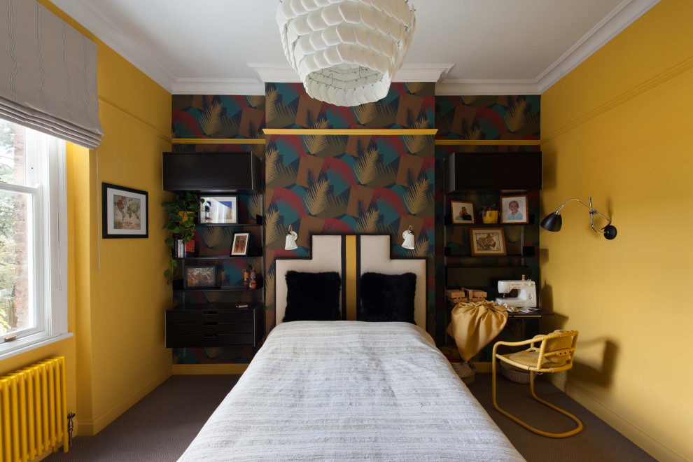 Bild på ett mellanstort funkis gästrum, med gula väggar, heltäckningsmatta och brunt golv