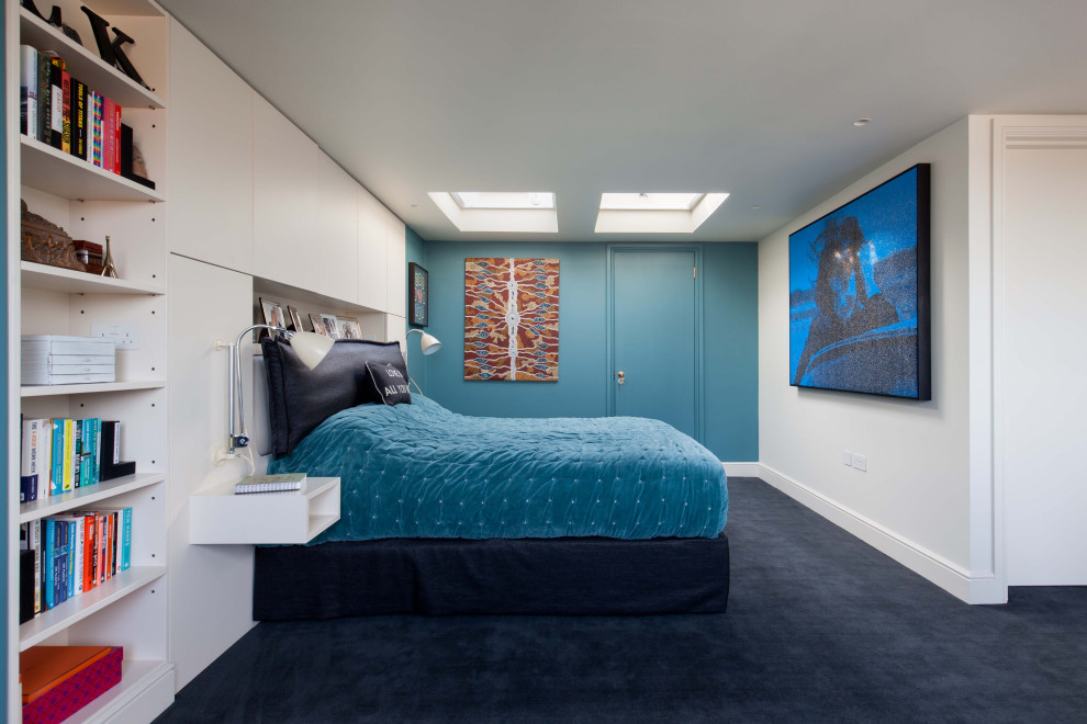 Свежая идея для дизайна: большая гостевая спальня (комната для гостей) в стиле модернизм с синими стенами, ковровым покрытием, горизонтальным камином, фасадом камина из штукатурки и черным полом - отличное фото интерьера