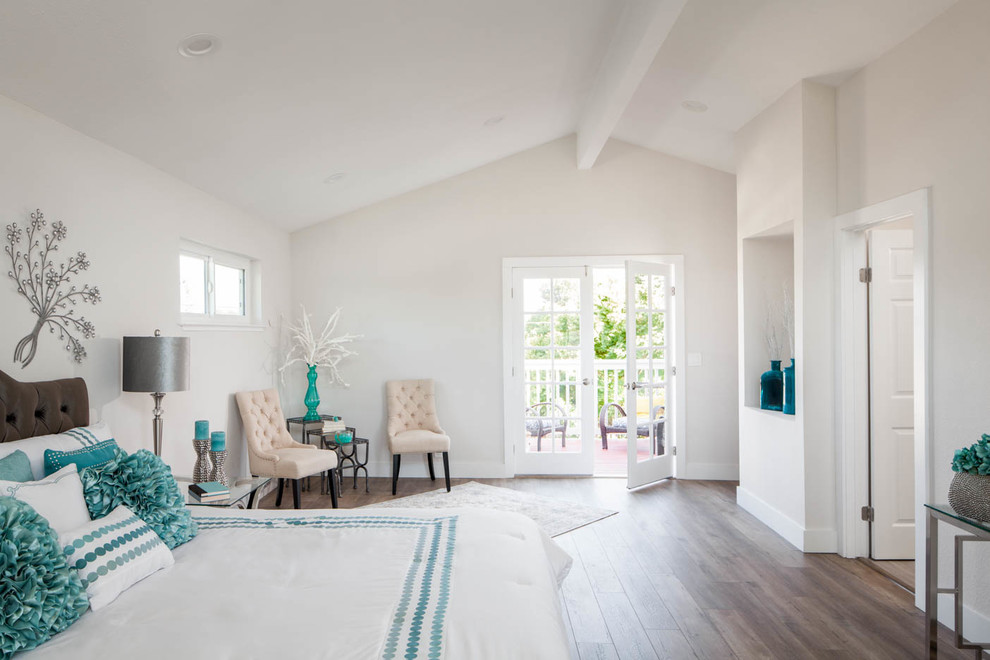 Imagen de dormitorio principal de estilo americano grande con paredes beige, suelo vinílico y suelo beige