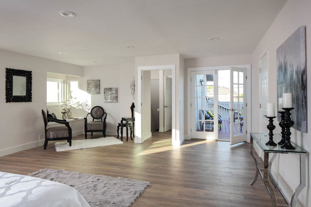 Ejemplo de dormitorio principal de estilo americano grande con paredes beige, suelo vinílico y suelo beige