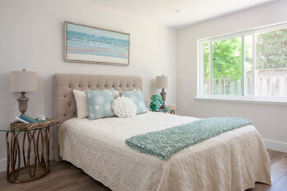 サンフランシスコにある中くらいなトラディショナルスタイルのおしゃれな客用寝室 (白い壁、ラミネートの床、茶色い床) のインテリア