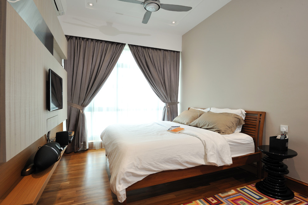 シンガポールにあるコンテンポラリースタイルのおしゃれな客用寝室 (ベージュの壁、濃色無垢フローリング、茶色い床) のインテリア
