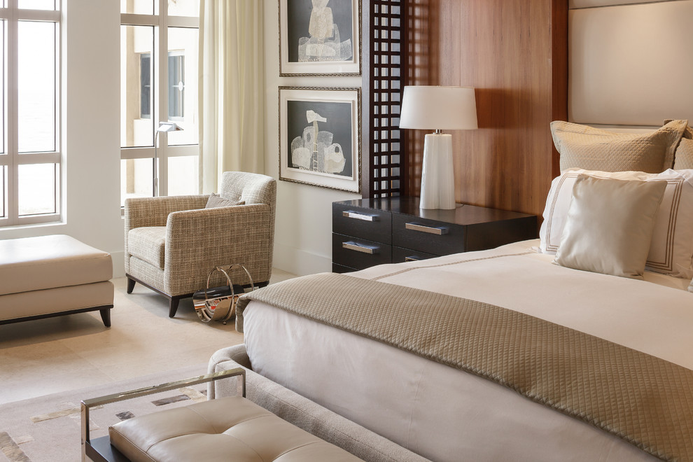 Стильный дизайн: большая хозяйская спальня в современном стиле с белыми стенами и полом из известняка без камина - последний тренд