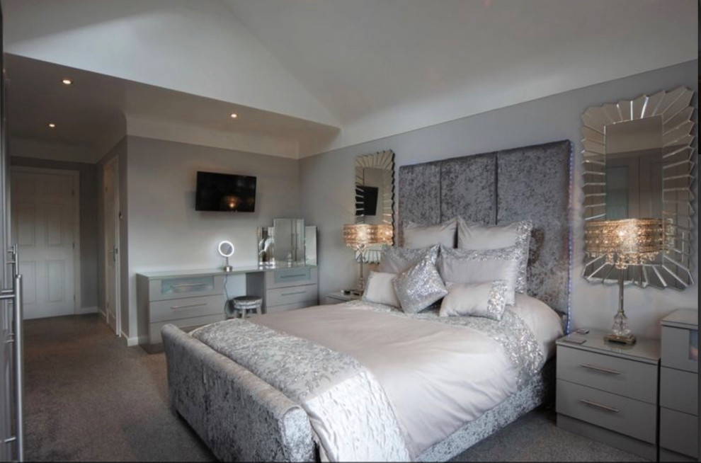 Стильный дизайн: большая хозяйская спальня в стиле модернизм с белыми стенами, ковровым покрытием и серым полом - последний тренд
